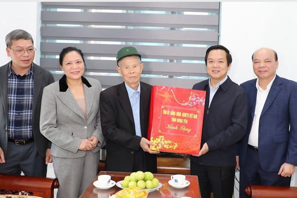 Ông Phạm Quang Ngọc, Ủy viên Ban Chấp hành Trung ương Đảng, Phó Bí thư Tỉnh ủy, Chủ tịch UBND tỉnh trao quà tặng ông Trần Văn Vơn là thương binh ở xã Vũ Thư.