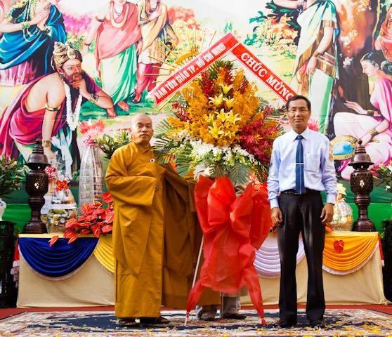 Ban tôn giáo TP.HCM do ông Phạm quang Đồng tặng hoa chúc mừng