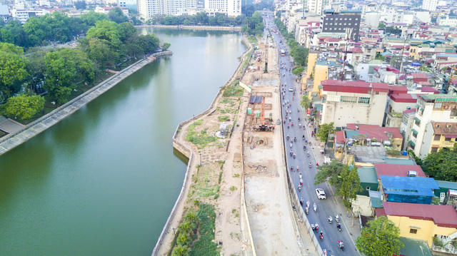 Hàng cây cổ thụ bên hồ Thủ Lệ trên đường Kim Mã (quận Ba Đình) được TP Hà Nội đã được di chuyển để lấy không gian thi công tuyến metro này.