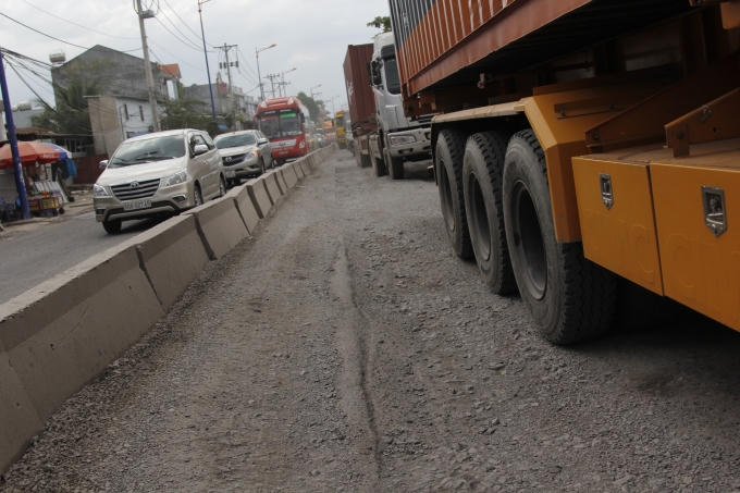 Mặc dù đoạn đường chỉ dài có 500m, các công nhân cầu đường cũng thường xuyên đổ đá khắc phục sự cố trên nhưng do lượng xe lưu thông quá nhiều khiến cho mặt đường nhanh chóng bị hư trở lại.