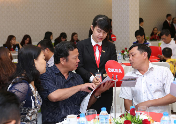 Khách hàng hào hứng tìm hiểu dự án