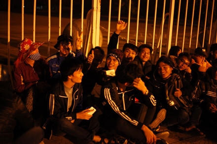 Các bạn sinh viên đến từ trường Đại học xây dựng rủ nhau xếp hàng mua vé trong đêm.