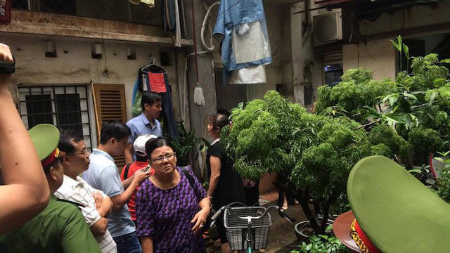 Tâm trạng lo lắng, hồi hộp đợi chờ hiện rõ trên khuôn mặt của cư dân tại ngôi biệt thự cổ trăm tuổi.