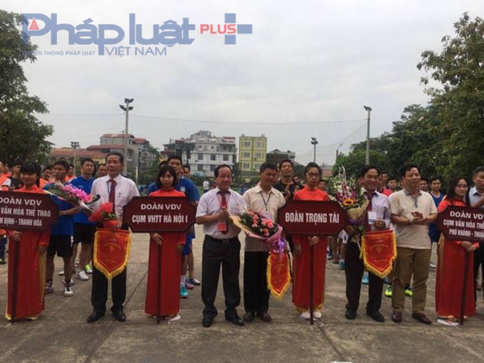 Đại diện lãnh đạo Tổng công ty ĐSVN trao cờ cho các đoàn tham dự Giải.