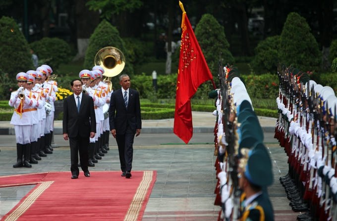 Hai nhà lãnh đạo sải bước trên thảm đỏ.