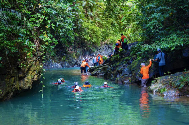 Xen giữa rừng già là nhiều suối nước trong vắt, mát lạnh là nơi dừng chân lý tưởng cho du khách trên hành trình khám phá thiên nhiên vùng phía Tây nam tỉnh Quảng Bình.