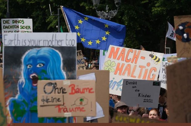 Hàng chục nghìn nhà hoạt động vì khí hậu trẻ tuổi tại Đức đã tổ chức một cuộc tuần hành lớn nhằm kêu gọi chính phủ các nước cần hành động khẩn cấp chống lại hiện tượng nóng lên toàn cầu. (Nguồn: Getty images)