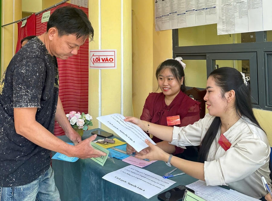 Hướng dẫn cử tri bỏ phiếu đúng quy định