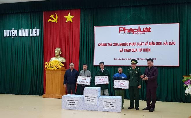 Ông Nguyễn Quang Tám, Trưởng Cơ quan đại diện tại Huế, ông Vũ Đình Tiến, Trưởng cơ quan đại diện tại Phú Thọ đã trao tặng 3 loa kéo đa năng cho các thôn có hoàn cảnh khó khăn.