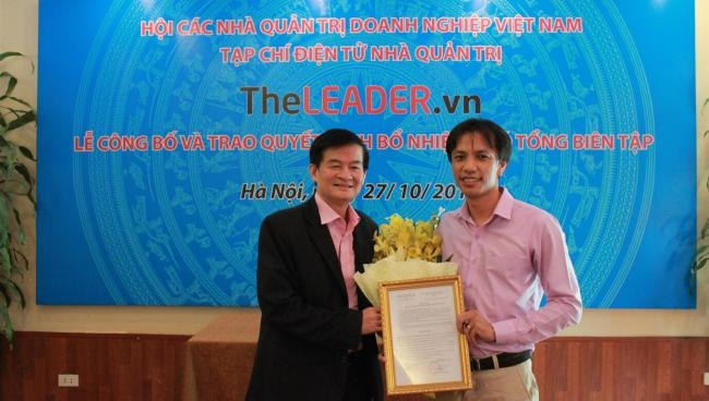 TS. Hàn Mạnh Tiến, Chủ tịch VACD trao quyết định bổ nhiệm Phó tổng biên tập cho ông Trần Ngọc Sơn