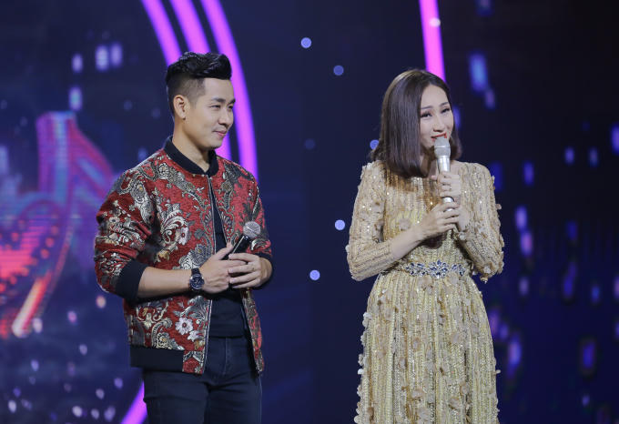 Ý Lan đút cho Nguyên Khang ăn trên sân khấu