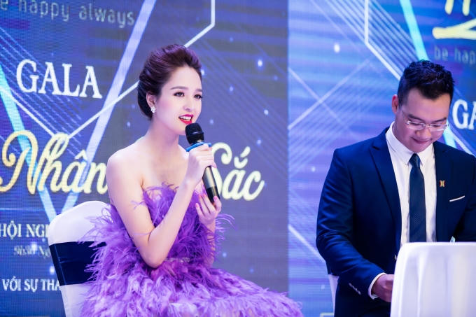 Sau thời gian dài vắng bóng trong các hoạt động, Á hậu Hoàng Anh đã trở lại showbiz khi xuất hiện tại một số event thời trang.