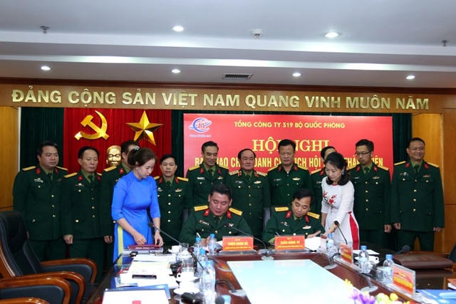 Ký biên bản bàn giao chức danh Chủ tịch HĐTV Tổng công ty giữa Đại tá Phùng Quang Hải và Đại tá Trần Đăng Tú.