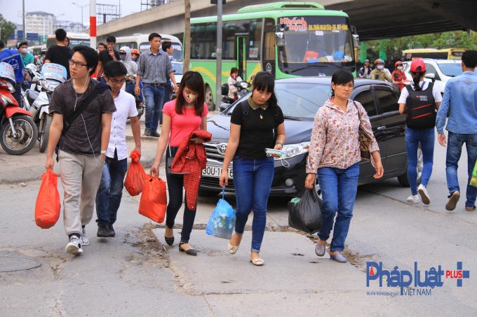 Dòng người đổi về bến xe Mỹ Đình với nhiều hành lý mang theo mình.