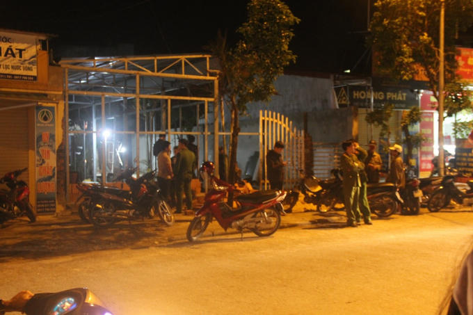 Lực lượng chức năng đã phong tỏa hiện trường để tiến hành điều tra.