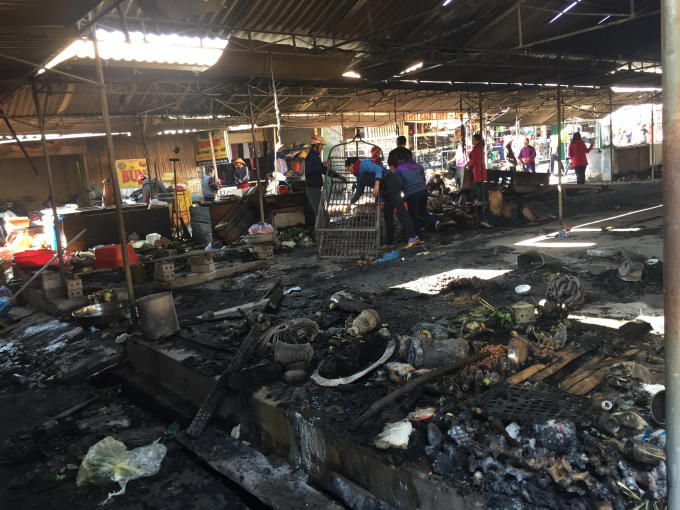 Nhiều ki ốt trong chợ bị cháy rụi.