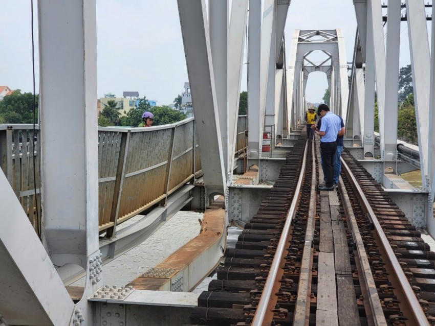 Các đơn vị chức năng đang tiến hành khảo sát hiện trường, kiểm tra, đánh giá tình trạng kết cấu nhịp cầu Ghềnh.