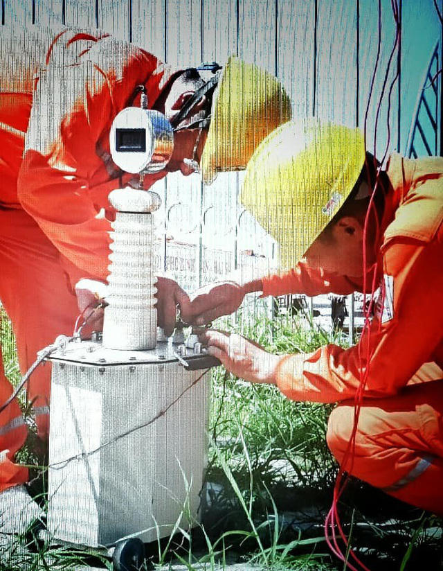 Công nhân ngành điện đang nỗ lực khắc phục sự cố. (ảnh CTV)