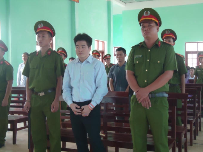 Bị cáo Tráng A Tàng cùng đồng phạm trong phiên xét xử.