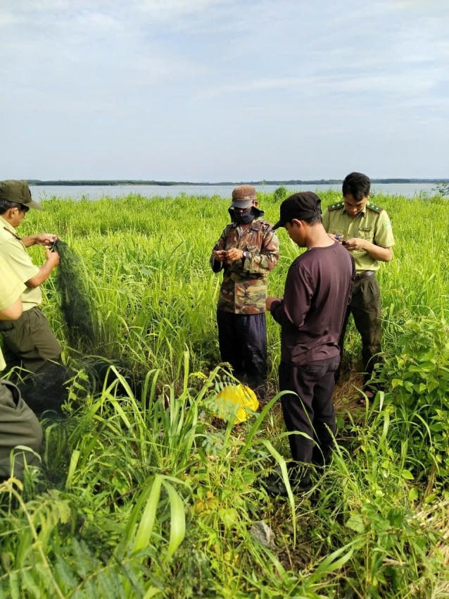 Các cán bộ Kiểm lâm không quản khó khăn.