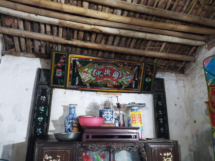 Căn nhà của bà Láng, xã Phượng Dực, mái nhà thủng lỗ chỗ nhưng không có tên trong danh sách hộ cận nghèo.