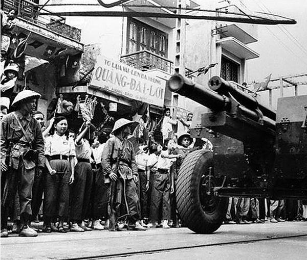 1954: Đoàn Giải phóng quân tiến qua phố Hàng Đào vào ngày 10-10-1954.