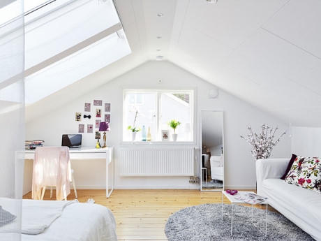 Phần không gian thứ nhất của căn hộ bao gồm khu vực tiếp khách, ngủ và góc làm việc.