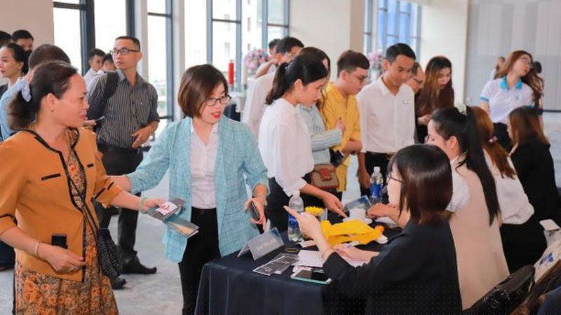 Ngay từ sáng sớm đã có rất đông khách hàng tới làm thủ tục “check in”