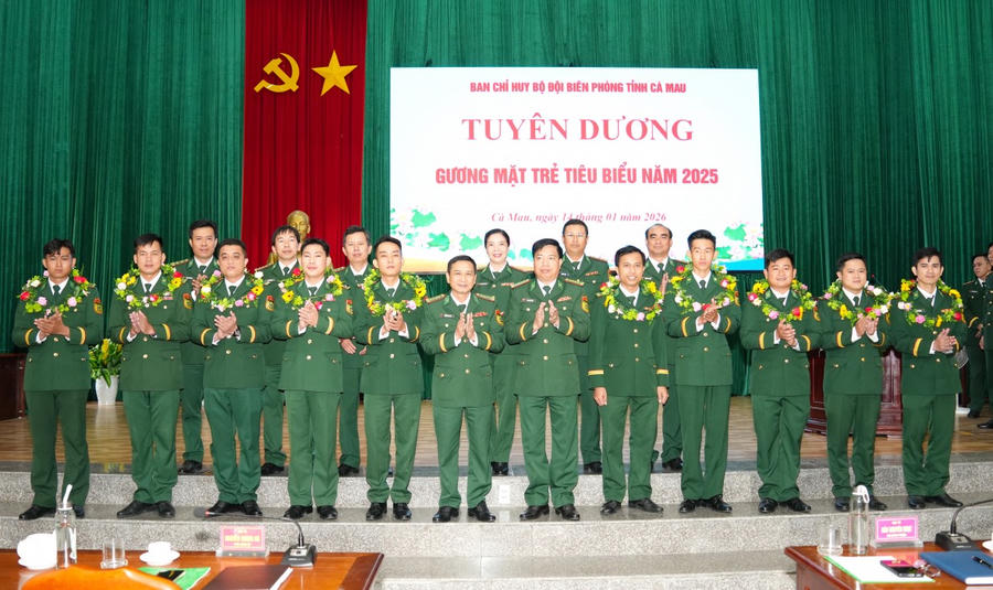 Mười “Gương mặt trẻ tiêu biểu” BĐBP tỉnh Cà Mau chụp ảnh lưu niệm cùng đại biểu tại buổi lễ.