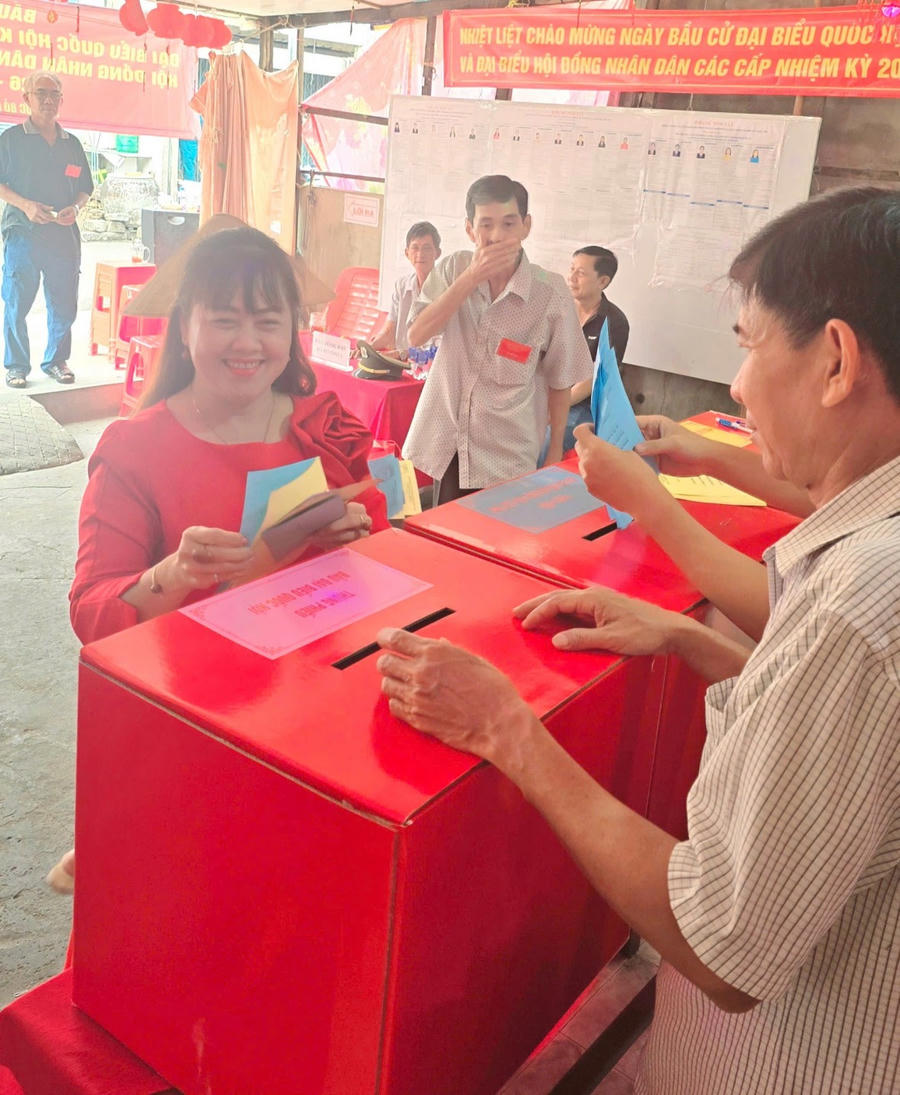 Cử tri hân hoan bỏ phiếu tại điểm bầu cử