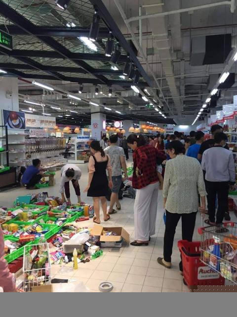 Siêu thị Auchan sắp rút khỏi Việt Nam: Người dân đến gặm táo nửa quả, bóc bánh, sữa ăn khi chưa thanh toán