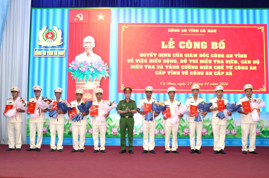Đại tá Trần Văn Thi trao Quyết định điều động, bố trí cán bộ cho các cá nhân.