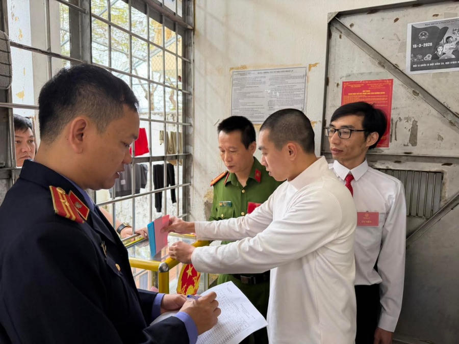 Cán bộ Viện kiểm sát nhân dân khu vực 6 trực tiếp kiểm sát quá trình bỏ phiếu của cử tri tại Phân trại tạm giam Móng Cái, bảo đảm việc bầu cử diễn ra đúng quy định, dân chủ và an toàn