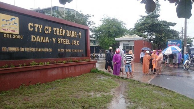 Người dân từng bao vây hai nhà máy thép vào sáng 24/12/2016.