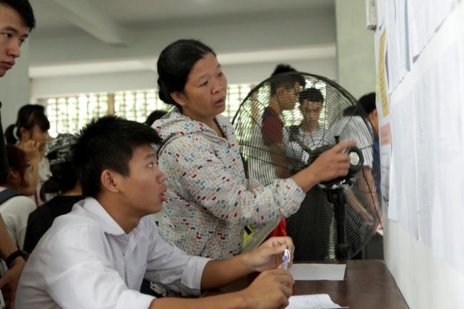 Lãnh đạo một số trường cho rằng, Bộ GD-ĐT bỏ điểm sàn sẽ bị các trường lợi dụng để tuyển sinh ồ ạt