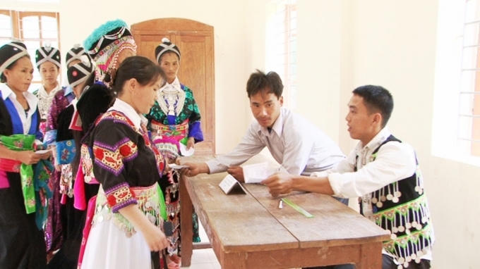 Đồng bào dân tộc Mông tại miền núi Nghệ An bỏ phiếu sớm.