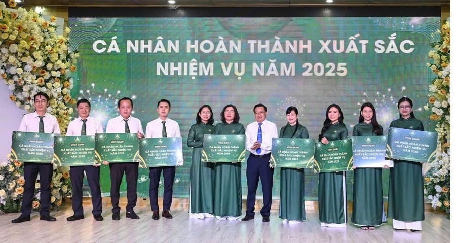 Các cá nhân được vinh danh hoàn thành xuất sắc nhiệm vụ.