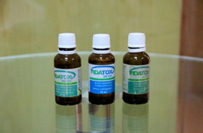 Các loại Vidatox 30CH nhãn xanh bị làm giả có nhiều màu xanh khác nhau. (Ảnh khách hàng cung cấp).