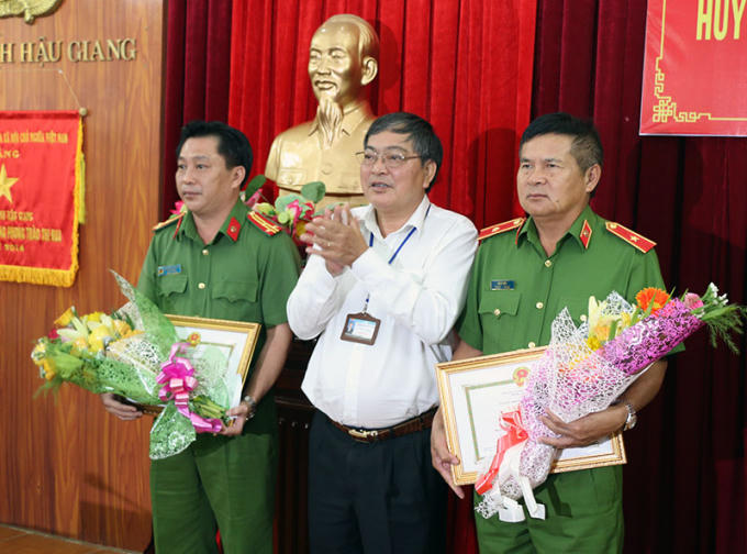 Lãnh đạo UBND tỉnh Hậu Giang thưởng nóng cho ban chuyên án 50 triệu đồng.