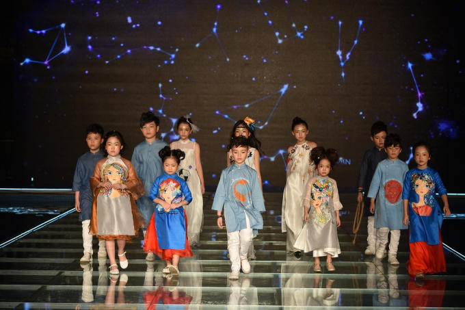 Tuần lễ thời trang trẻ em VN 2017: Tim – Trương Quỳnh Anh dắt tay bé Sushi và bé Bông trình diễn mở màn