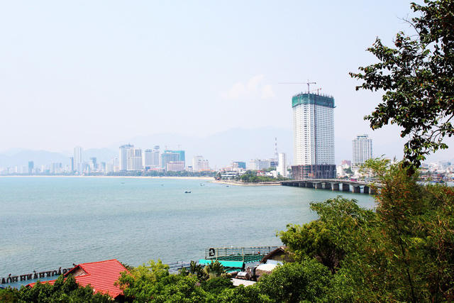 Kiến trúc sư Nguyễn Văn Lộc, Chủ tịch Hội Kiến trúc sư Khánh Hòa, cho rằng, Vịnh Nha Trang được xác định cảnh quan thiên nhiên cấp quốc gia. Do đó, Vịnh phải được điều tiết bằng Luật Di sản. “Hai đầu cầu Trần Phú cần có độ thoáng cửa sông. Nếu làm khu đô thị sẽ mất hình ảnh của thiên nhiên", ông Lộc nói