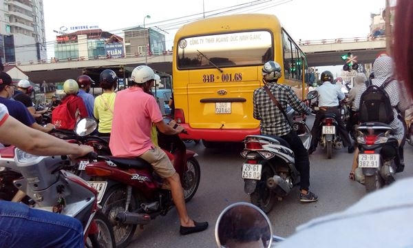 Một chiếc xe được sơn màu giống xe bus, nghênh ngang đi trên đường nội đô.