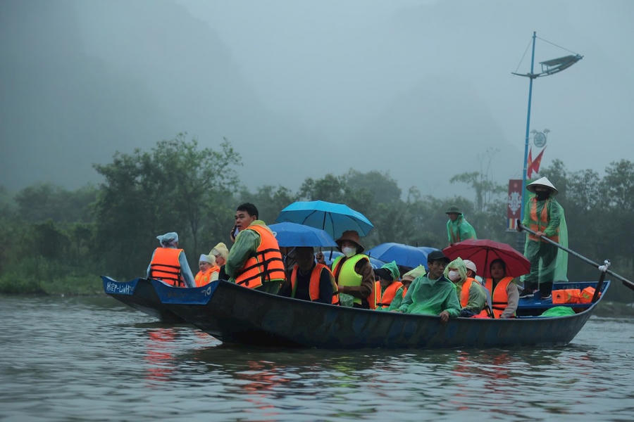 Du khách trẩy hội chùa Hương vào sáng sớm mùng 6 tháng Giêng.