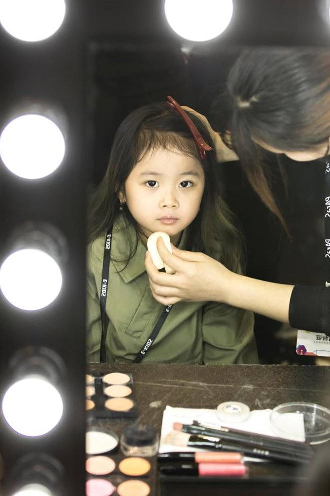 Xu&acirc;n Lan đưa 4 học tr&ograve; nh&iacute; đến Shanghai Fashion Week