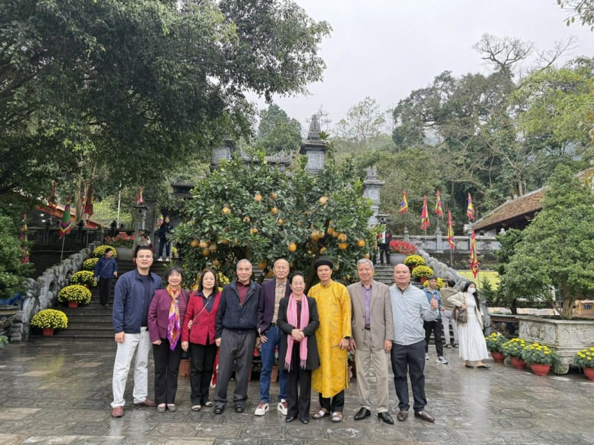 Đoàn du khách hành hương về Đền trong dịp đầu năm.