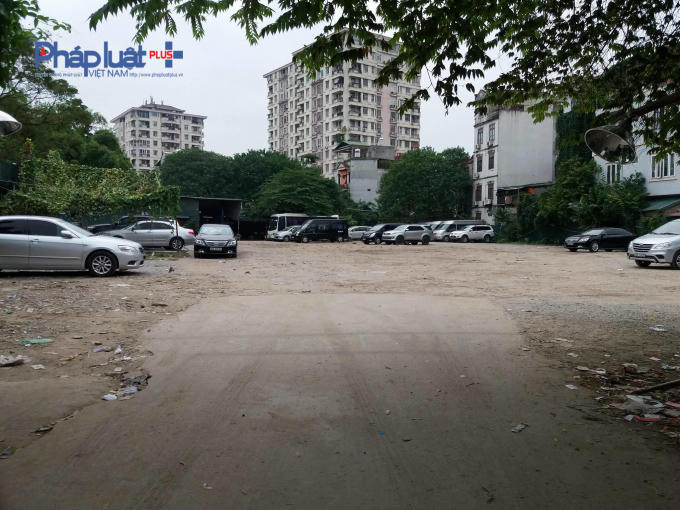 Bãi đất rộng này đang biến tướng thành điểm trông giữ xe để trục lợi cá nhân.