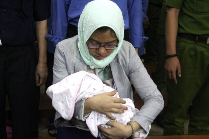 D&ugrave; sinh mới sinh non nhưng bị c&aacute;o Bụi Thị Kim Loan vẫn nhất quyết c&oacute; mặt tại t&ograve;a.