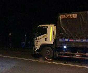 Chiếc xe tải cán hai người tử vong.