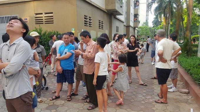 Nhièu người dân có mặt ở hiện trường, đau xót cho châu bé.