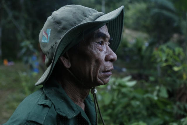 Ông Hồ Văn Đề, 86 tuổi đau xót, chờ đợi thông tin những người thân trong gia đình đang còn nằm dưới đống đổ nát 